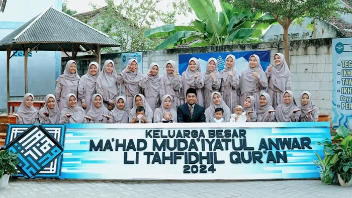 foto bersama guru-guru makhad muda'iyatul Anwar Litahfidhil Qur'an